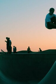 Negli anni Novanta, lo skateboard è entrato in una nuova fase di evoluzione con l'arrivo di skatepark e zone costruite appositamente per questa attività. Questi spazi sono diventati punti di riferimento e di aggregazione per le comunità di giovani locali