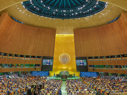 Heads of state call for peace and multilateralism in front of a half-empty room, a symbol of the distance between words and deeds