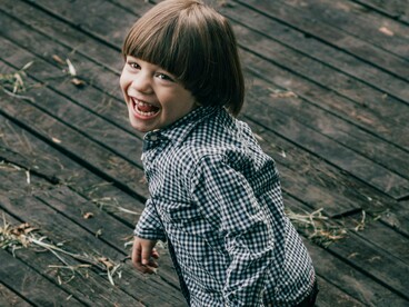Um dia você vai gostar de uma menina e ela não vai gostar de você, tudo bem, outra vai, e muitas outras também, mas você, veja bem, também não vai gostar de todas elas, tudo certo, e um dia vai encontrar uma mulher bacana com quem vai se casar e viver feliz e vai entender que o amor é muito mais do que tesão e afinidades, ninguém é igual e cada qual pensa de uma forma e isso que é legal nessa vida, não se preocupe com as brigas, elas acontecem e acontecem também as reconciliações