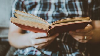 Dentro de um livro, além dos personagens e das histórias, tem também um vasto conhecimento sobre vários temas, que são importantes para iluminar a base intelectual da pessoa. Quem não lê, infelizmente, vive na total escuridão intelectual, fica refém de informações falsas, justamente porque não desenvolveu a capacidade de ponderar, provocar o debate e procurar a verdade onde ela está, a falta do hábito da leitura torna a pessoa uma presa fácil dos enganadores