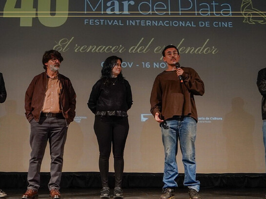 The festival's slogan can be read in the background: "El renacer del esplendor", "The rebirth of splendor"