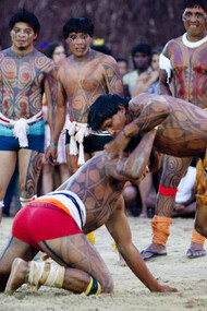 Luta Huka Huka entre dois indígenas do povo Kuikuro nos Jogos Mundiais dos Povos Indígenas