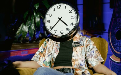 Santo Agostinho propõe uma abordagem do tempo a partir de uma relação com a eternidade, para ele, imutável e imensurável. O bispo de Hipona argumenta que o tempo não pode ser medido porque simplesmente ele não é, o que medimos então é aquilo que apreendemos no presente de fatos presentes, passados (a memória), ou futuros (a expectativa). Entre filósofos modernos que se debruçaram sobre a questão do tempo e sua natureza, podemos citar Husserl, para quem o fluxo do tempo é o fluxo da consciência humana; Bergson (o tempo como duração) e Heidegger, discípulo de Husserl, para quem o ser humano dever ser entendido temporalmente