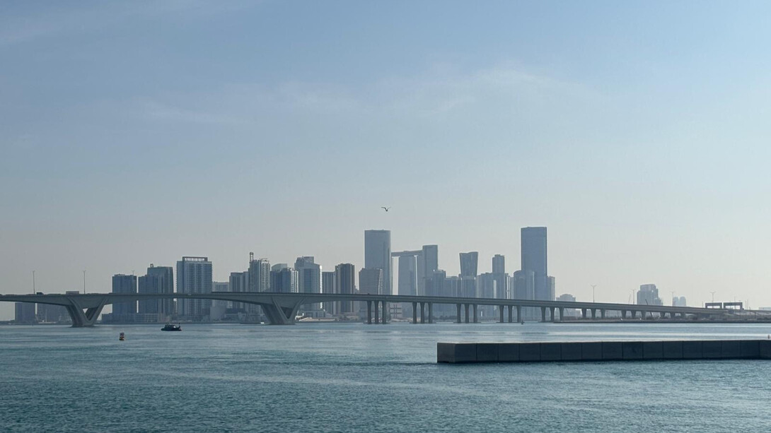La ville d'Abu Dhabi vue depuis le Louvre, à l’extrémité de l’île de Saadiyat
