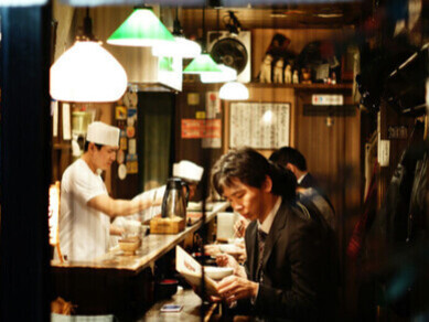 Dans chaque mouvement du chef, on ressent l’harmonie et la beauté des gestes simples qui incarnent la philosophie de la cuisine japonaise chez iRasshai