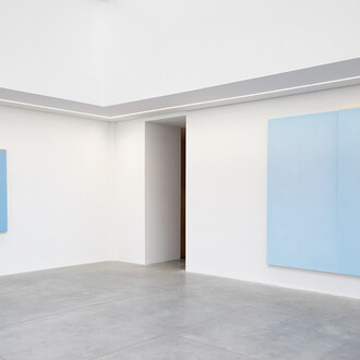 Converging trajectories: Ettore Spalletti meets Gino De Dominicis and Franz West, exhibition view. Courtesy of Vistamare