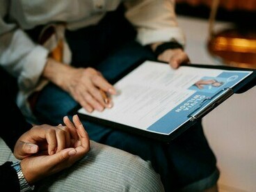 Recrutadora analisa currículo. Ora, se têm necessidade de pessoal diria que os empregadores poderiam ser menos intransigentes e, assim colocarem-se à disposição dos candidatos e não o contrário – por exemplo, as entrevistas, acho que deveriam ser marcadas com alguma antecedência, porque os candidatos não podem simplesmente deixar de fazer a sua vida à espera das entrevistas que, por vezes, nunca vêm. Logo, não podem condenar as pessoas por se negarem a comparecer às entrevistas por outros compromissos que tenham ou incompatibilidades logísticas criadas por eles muitas das vezes, por falta de bom senso e incompreensão