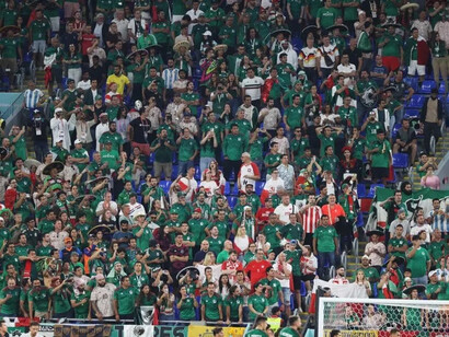 Espectadores mexicanos en un partido del Mundial de 2022. La pasión de los aficionados convierte al Mundial en el espectáculo deportivo que más televisores enciende en el planeta, con miles de millones de personas siguiendo los partidos desde distintas partes del mundo
