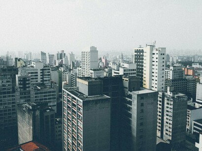 São Paulo, Brasil. Indiferente as heranças conflituosas e viciadas da ‘convivência’ entre jesuítas e indígenas; bandeirantes e indígenas e escravos; cafeicultores e escravos; fazendeiros e imigrantes, industriais e imigrantes e migrantes... a sua grande teia é o operário, a grande massa de trabalhadores de todas as partes que foi se avolumando na cidade com o passar dos anos e absurdamente a partir do início do século XX. Esta vocação operária, juntamente com o seu gigantismo, lhe confere um certo ar de igualdade, apesar das diferenças
