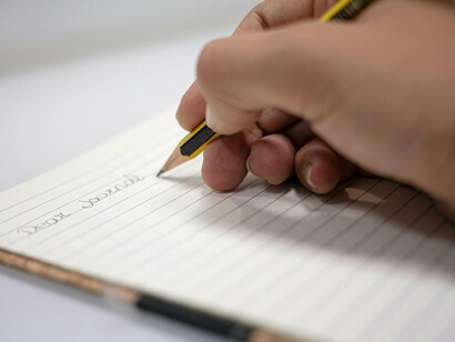 Esses gêneros têm em comum o fato de contarem uma história. A distinção entre um e outro se dá especialmente pela extensão. O conto é uma narrativa breve; o romance é uma narrativa longa. Entre um e outro está a novela, uma narrativa de média extensão, cada um deles apresenta características próprias