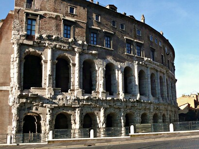 En el Imperio Romano, las representaciones teatrales se integraron en la vida política y se destacaron en las festividades. Teatro de Marcelo, Roma, Italia