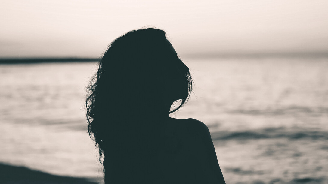 Algo le falta. Algo que no encuentra en el cielo abierto ni en los árboles altos, ni siquiera en el viento que la sostiene