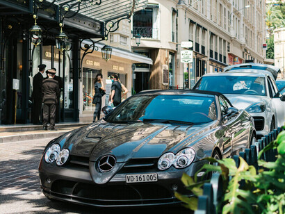 Dans ces quartiers de prospérité, la surabondance contraste violemment avec la réalité de centaines de millions de laissés-pour-compte