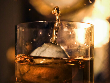 Desde entonces, el jazz parece incompleto sin el calor de un buen bourbon entre las manos y el murmullo de un bar que respira música