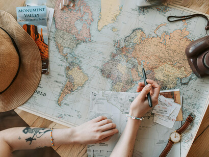 Viajar en soledad suele enseñar a orientarse sin mapas y a confiar en la propia capacidad para encontrar rumbo incluso en lo desconocido