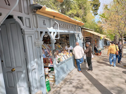 Actualmente subsisten 24 casetas dedicadas a libros nuevos, usados, raros y de ocasión, que resisten como pueden la crisis del sector editorial Feria de Libros Cuesta de Moyano en abril de 2023, Madrid, España