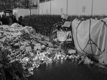 Flores e velas. Pessoas em fila para escrever condolências em frente à embaixada francesa em Moscou, 2015. Havia um convite para jantar entre amigos. Uns brasileiros. Outros não brasileiros. Mas todos carentes de Brasil. Querendo falar de Brasil. Ouvir do Brasil. Sentir o Brasil. Mesmo que na simples pronúncia nativa do português