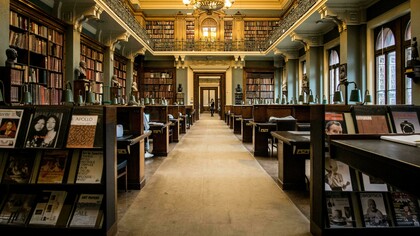 O edifício que abriga o Real Gabinete foi projetado pelo arquiteto português Rafael da Silva e Castro e construído entre 1880 e 1887, em estilo neomanuelino inspirado no Mosteiro dos Jerônimos, em Lisboa. A fachada impressiona com estátuas de figuras históricas, como: Luís de Camões, Pedro Álvares Cabral, Vasco da Gama e o Infante Dom Henrique. Por outro lado, o interior exibe estantes de madeira entalhada, vitrais coloridos e o magnífico Salão de Leitura, com candelabro de cristal e claraboia em estrutura de ferro, considerada a primeira desse tipo no Brasil