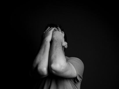 É como se houvesse uma voz constante dentro da minha cabeça me lembrando: “Você nunca será suficiente.” Essa voz tem nome, e o nome é insegurança. Às vezes sinto que esse nome me define mais do que qualquer outro