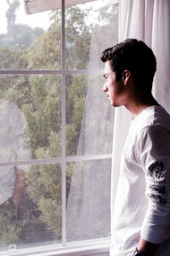 La tristesse se reflète dans le silence d'un regard perdu