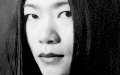 Il a pris ma main dans la sienne et a traversé avec moi, affrontant les regards moqueurs. L’un des rares gestes de tendresse qu’il m’ait offerts