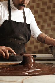 Dans ce petit atelier du onzième arrondissement le chocolat se fait avec patience savoir-faire et parfum grillé