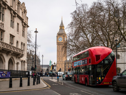 Face à Big Ben, l’heure est venue de tester son anglais autrement : en voyage, en échange, en immersion totale !