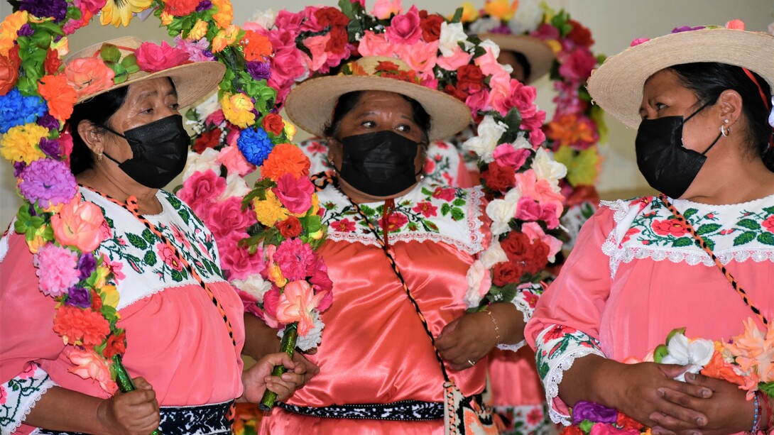 Si consideramos que pertenecemos a un determinado sector de la sociedad y esa pertenencia nos define, difícilmente podremos cambiar los patrones o conductas de comportamiento que nos identifican. 
Día Internacional de los Pueblos Indígenas 2022.  Mujeres mayores Indígenas, preparan un baile tradicional en el municipio de Jiquipilco, Estado de México, México