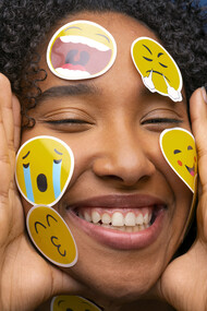 O cérebro humano produz uma série de substâncias químicas que influenciam diretamente o nosso humor e nossa sensação de bem-estar. Entre elas, quatro se destacam por sua relação direta com a felicidade: dopamina, serotonina, endorfinas e oxitocina. Cada uma atua de maneira única, mas juntas formam uma verdadeira orquestra de sensações positivas