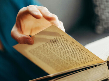 El filósofo entiende que la palabra no es mero signo, sino mediación entre lo humano y lo divino, donde el lenguaje encarna la medida y el orden del cosmos