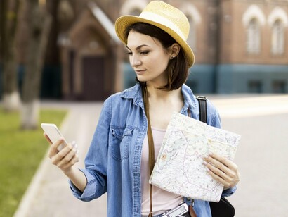 Turista explora cidade desconhecida com seu mapa. Observe também se nesta fila estão somente turistas ou pessoas locais. E atenção, eu não estou dizendo que todos os lugares mais cheios servem comida melhor, mas as chances disso acontecer são realmente maiores em locais assim do que naqueles vazios, sem ninguém, certo?