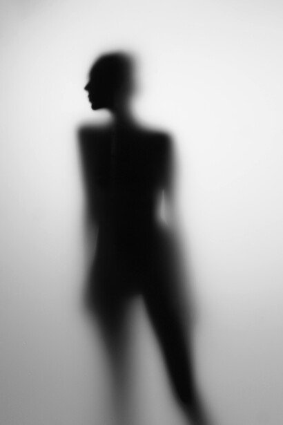 La experiencia se repite durante años y luego se diluye, como si la fe, el insomnio o la vigilancia constante lograran mantener a raya a aquello que acecha en la oscuridad