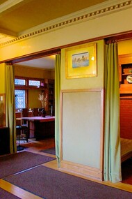 Vista del salón y chimenea de la casa-estudio de Frank Lloyd Wright en Oak Park