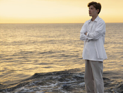 El énfasis de la sociedad en el estoicismo y la contención emocional hace que muchos hombres se sientan aislados e incapaces de expresar sus verdaderos sentimientos