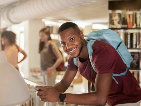 Estudante em biblioteca. Olhou para o relógio de pulso, objeto que muitos jovens de hoje talvez nunca tenham colocado no braço, já que o celular o tornou praticamente desnecessário. Ele me deu a impressão de que precisava controlar o tempo muito constantemente, daí o uso do acessório