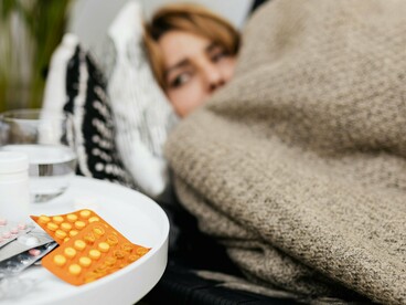 Síndrome da fadiga crónica (também conhecida como encefalomielite miálgica) é uma condição caracterizada por fadiga intensa e incapacitante, que não melhora com repouso e piora com esforço físico ou mental (mal-estar pós-esforço). Também pode haver distúrbios do sono, dor, disfunção autonómica, intolerância ortostática e alterações cognitivas. A fisiopatologia ainda não é completamente elucidada, e não há biomarcadores específicos. Isso torna o diagnóstico desafiador, e muitos pacientes enfrentam ceticismo médico e familiar, sendo erroneamente rotulados como “preguiçosos” ou hipocondríacos