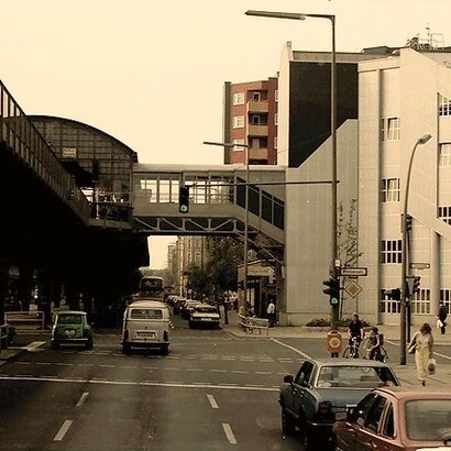 Accesso nord alla stazione della metropolitana Prinzenstraße, in primo piano l'incrocio tra Skalitzer Straße e Prinzenstraße, Berlino 1985, Germania
