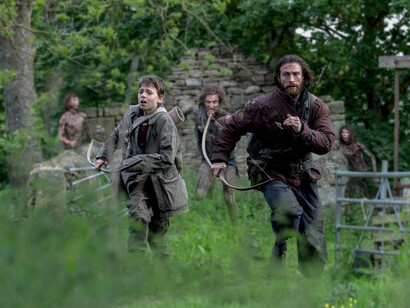 Ambientato esattamente 28 anni dopo la pandemia del "virus della rabbia", il film esplora una Gran Bretagna isolata, ancora in quarantena e biologicamente mutata. Aaron Taylor-Johnson, Alfie Williams in una scena del film 