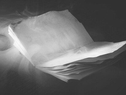 Livro queimado. Saio à tarde e demoro-me no mar enquanto o dia arrefece, à noite acendem-se as luzes, barcos e estrelas a unir mar e céu em concreto. Sou tantos quantos cabem num instante sem lhes perguntar pelo passado, os dias sem espessura vão-se gastando na atmosfera remendada da memória, essa vírgula do pensamento, poder outorgado pela natureza a avisar que o nosso futuro é uma miragem
