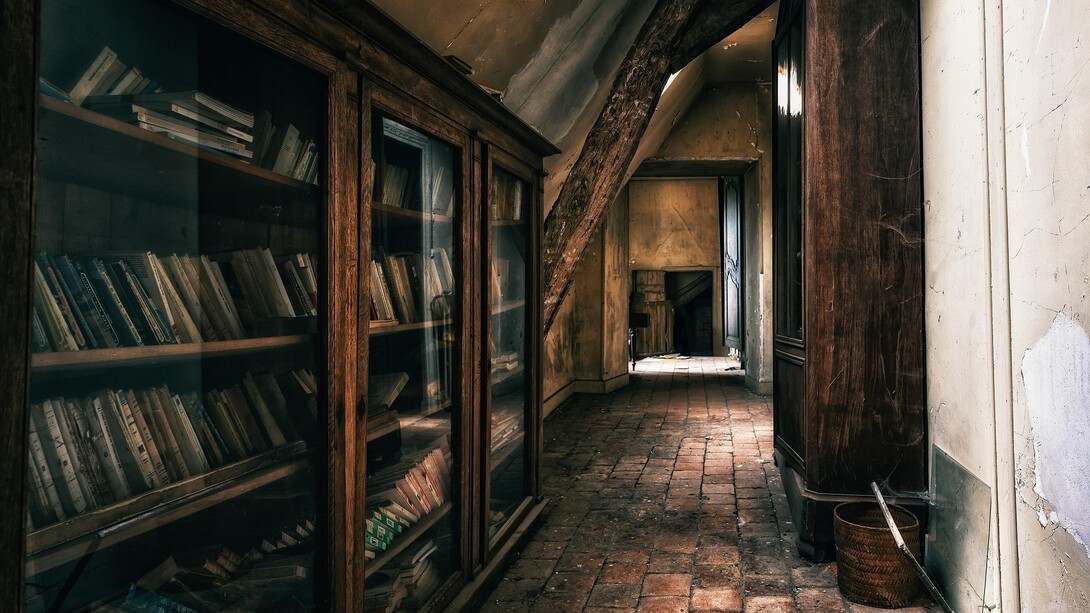 La casa continuaba idéntica, aunque el río la había cercado un poco más, y las glicinas, sin permiso, habían empezado a trepar hasta el techo