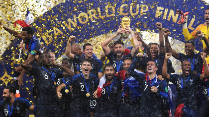 La France célébrant sa victoire de la Coupe du Monde de 2018 en Russie. Un geste de joie collective, un cri de victoire. La France se relève, forte de son histoire et prête à écrire un nouveau chapitre