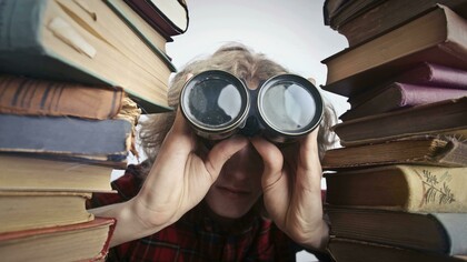 Na tradição do pensamento filosófico e pedagógico, encontramos pistas para resistir a essas reduções. Hannah Arendt, John Dewey e Paulo Freire — autores que partiram de contextos distintos e propuseram caminhos diferentes — coincidem em um ponto fundamental: educar é, antes de tudo, possibilitar o surgimento do juízo