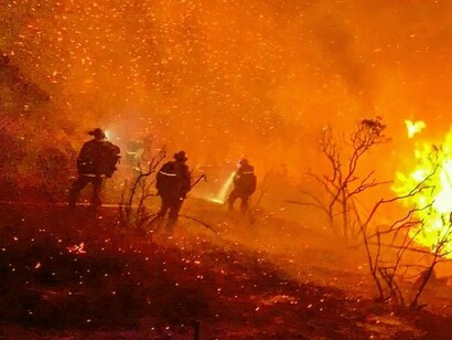 Incêndios de 2020, na Califórnia, Estados Unidos.  As províncias de Colúmbia Britânica, Ontário e Quebec no Canadá e estados como Califórnia, Oregon e Washington nos EUA enfrentam frequentemente grandes incêndios. Estes incêndios não só destroem vastas áreas de floresta, mas também afetam a qualidade do ar, colocando a saúde das populações em risco, além de destruir ecossistemas inteiros. Incêndios florestais estão destruindo habitats naturais de várias espécies animais e vegetais, muitas das quais podem entrar em risco de extinção