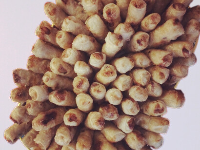 Derrière chaque rouleau croustillant, la générosité d’un foyer et le parfum de la mémoire