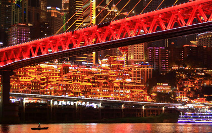 Chongqing, China. Schillernde Nachtlandschaft