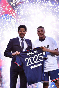 Al Khelaifi y Kylian Mbappéen anuncian la renovación del contrato del futbolista con el Paris Saint-Germain