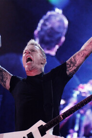 James Hetfield, vocalista do Metallica. Um dos pilares do sucesso contínuo do Metallica é sua habilidade de equilibrar inovação com respeito às suas raízes. Embora tenham explorado diferentes estilos ao longo de sua carreira, os integrantes sempre mantiveram a essência que os tornou únicos: letras impactantes, riffs poderosos e performances ao vivo que cativam o público. Esse equilíbrio é fundamental para conquistar tanto fãs antigos quanto novos, mantendo a relevância em um cenário musical em constante transformação