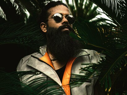 Homem com barba longa. A própria etimologia nos oferece uma chave reveladora: a palavra barba nasce de "barbarus", termo com que gregos e romanos designavam o “outro”, o estrangeiro, aquele que escapava à ordem da civilização. A barba, portanto, nunca foi só barba — é também fronteira, signo e mistério