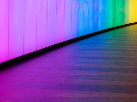 Los colores en la tinta al escribir: amarillo: simboliza la alegría, la euforia, el optimismo e incluso el hedonismo. Azul: cercanía y calidez; equilibrio psicológico, temperamental y emocional. Rosa: para sorpresa de nadie, el color rosa en la grafología simboliza infantilismo, carácter femenino y pasivo, falta de responsabilidad y búsqueda de atención.Verde: poco habitual. Si alguien lo usa, busca destacar y llamar la atención, Túnel de luz de King's Cross, Londres, Inglaterra    