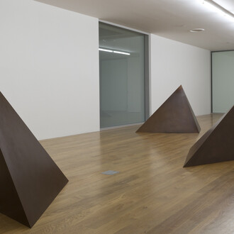 Susumu Koshimizu, From surface to surface, a tetrahedron, 1972 - 2012. Avec l'aimable autorisation de la Collection Pinault